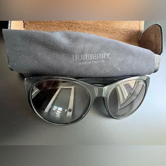 Burberry Classic Black Sunglasses - Picture 2 of 5